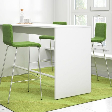 Tabourets de bar Moon verts dans un espace cafétéria avec sol en moquette verte