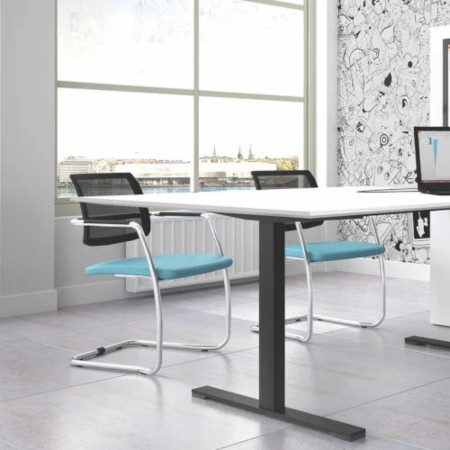 Sièges visiteurs bleus devant bureau blanc