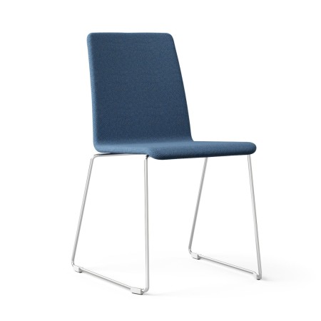 Chaise Moon tissu bleu avec base traîneau noire, vue latérale – Moon