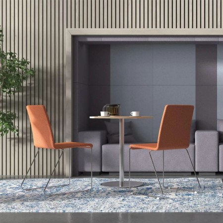 Chaise Moon avec assise tissu bleu et piètement luge noir – Moon 2