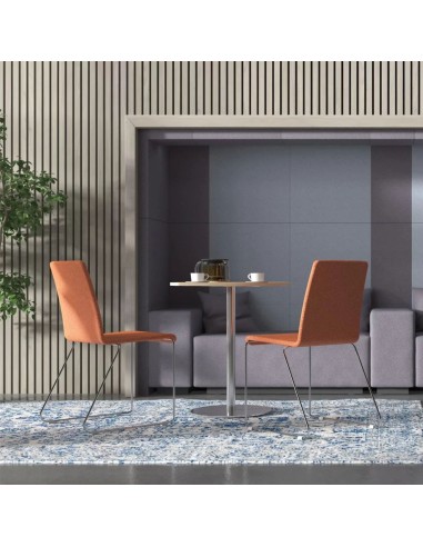 Sièges Moon autour d’une table dans un espace de restauration contemporain – Moon