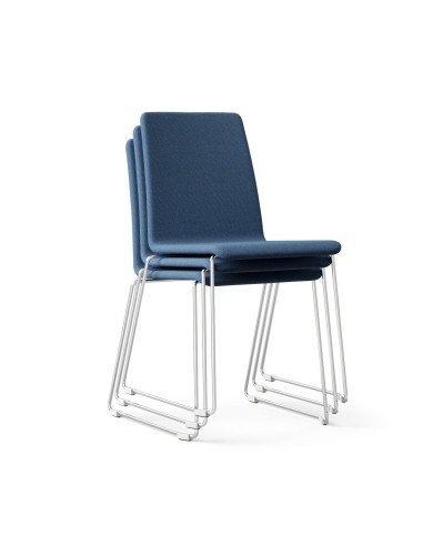 Chaises Moon empilées avec revêtement bleu et structure blanche – Moon