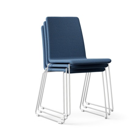 Chaises Moon empilées avec revêtement bleu et structure blanche – Moon