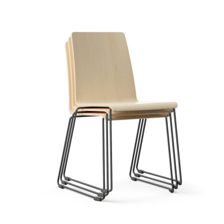 Siège Moon Wood empilable avec finition bois clair et piètement noir – Moon Wood