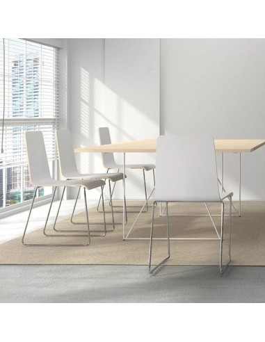 Chaises Moon Wood disposées en ligne dans une salle de formation lumineuse – Moon Wood