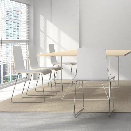 Chaises Moon Wood disposées en ligne dans une salle de formation lumineuse – Moon Wood