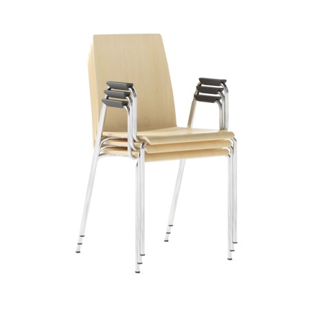 Chaises Moon Wood empilées, version bois clair et accoudoirs noirs – Moon Wood