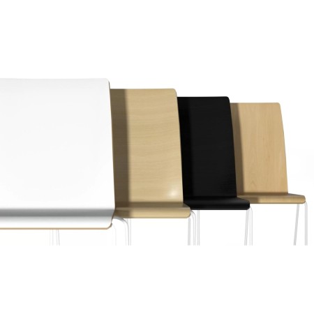 Trois chaises Moon Wood empilées avec coque bois clair, noir et blanc – Moon Wood