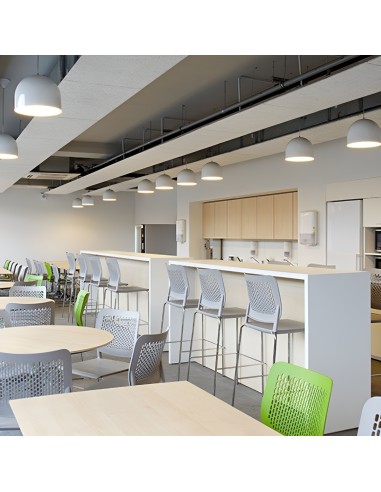 Chaise haute WAIT en configuration cafétéria moderne