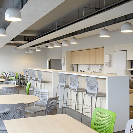 Chaise haute WAIT en configuration cafétéria moderne