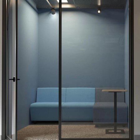 Canapé modulaire dans cabine acoustique bleue