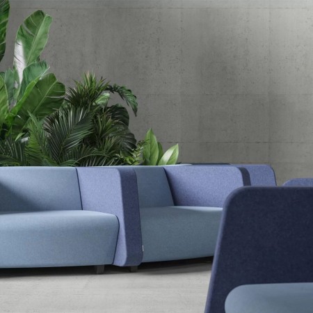 Système modulaire avec sièges bleus claires et bleus foncés 