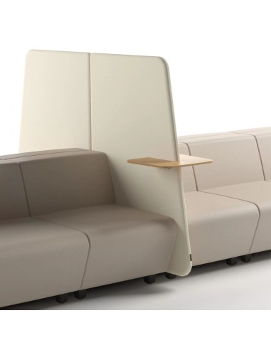 2 canapés reliés avec un écran et une tablette intégrée