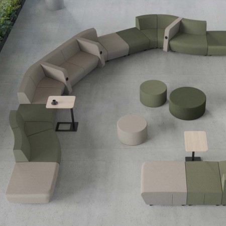Canapés verts et beiges en système modulaire arrondi