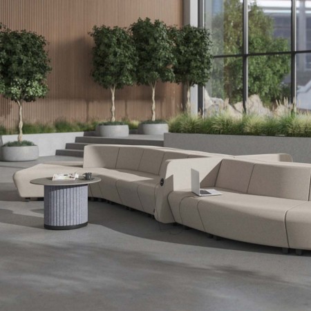 Canapé SOFT ROCK en tissu beige pour salle d'accueil pro modulaire avec prises