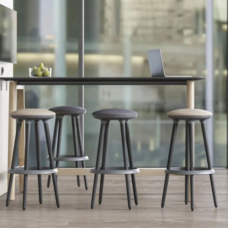 Tabouret Cannie 79 cm avec assise ronde et piètement bois naturel, vue de face – Cannie 2