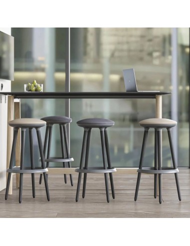Tabourets Cannie autour d’un comptoir dans un espace de coworking moderne – Cannie