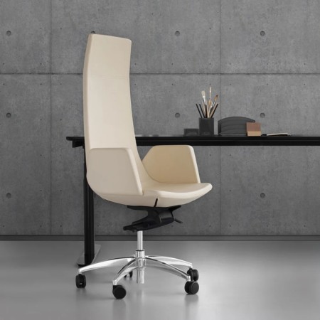 Fauteuil de direction North Cape tissu beige avec dossier haut dans un bureau moderne