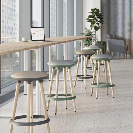 	Tabouret Cannie avec assise ronde et piètement bois naturel, vue de face – Cannie 2