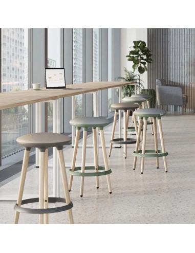 Espace détente équipé de plusieurs tabourets Cannie bois clair et foncé – Cannie