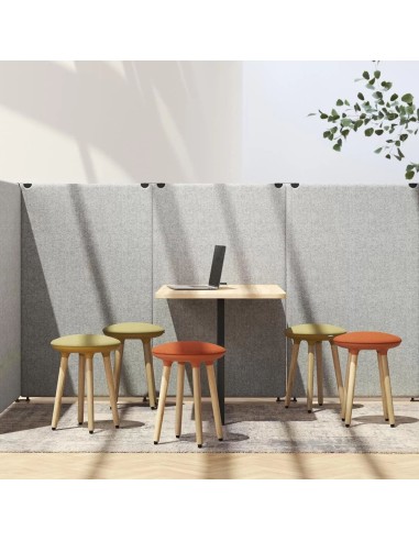 Tabourets Cannie dans un espace acoustique lounge avec table haute – Cannie