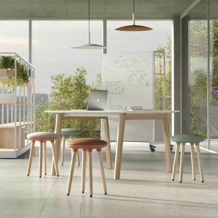 Tabouret bas Cannie avec assise tissu gris et pieds bois naturel – Cannie 2