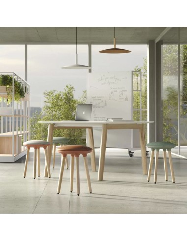 Coin détente lumineux équipé de tabourets bas Cannie et table ronde – Cannie