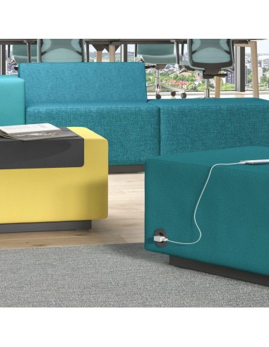 Système modulaire avec poufs bleus et jaunes avec prises
