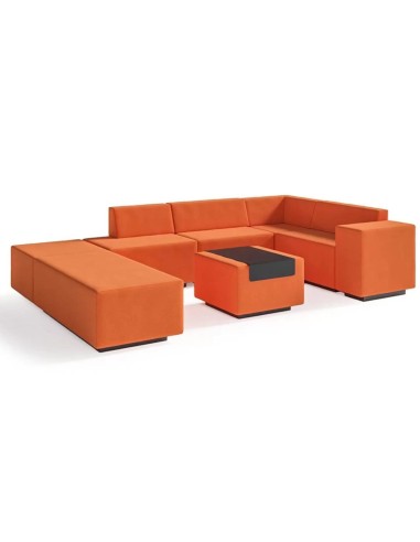 Système modulaire orange avec table en métal intégrée au pouf central