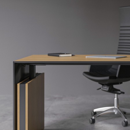 Bureau moderne en bois avec structure noire et chaise ergonomique en cuir noir pour espace professionnel