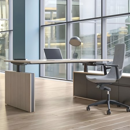 Bureau assis-debout MOTION Executive en placage bois avec panneaux latéraux