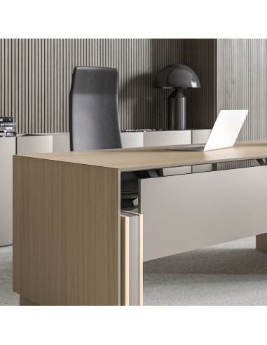 Bureau de direction en bois clair avec panneau frontal beige et chaise en cuir noire