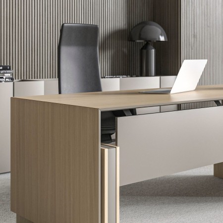 Bureau de direction en bois clair avec panneau frontal beige et chaise en cuir noire