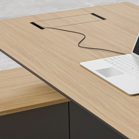 Bureau en bois clair avec passe-câbles intégré, idéal pour un espace de travail organisé