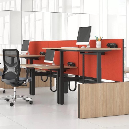 Plateau de bureau Motion Bench finition bois clair avec piètement latéral fermé – Motion Bench 2