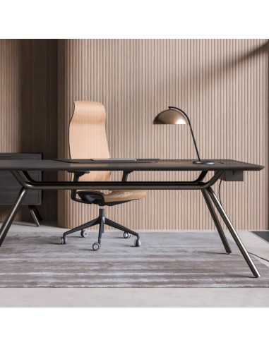 Bureau design avec chaise ergonomique beige et lampe dorée sur fond en bois nervuré ARQUS