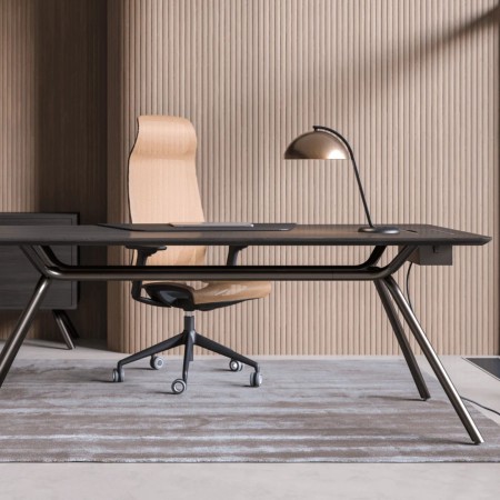 Bureau design avec chaise ergonomique beige et lampe dorée sur fond en bois nervuré ARQUS