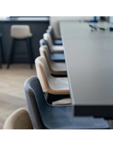 Tabouret de bar TWIST&SIT en tissu avec piètement bois clair et repose-pieds noir
