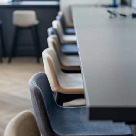 Tabouret de bar TWIST&SIT en tissu avec piètement bois clair et repose-pieds noir