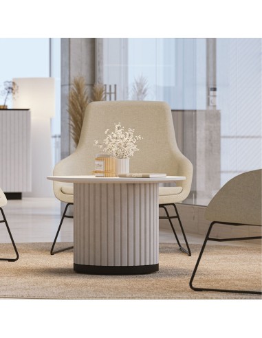 Coin détente avec fauteuils rembourrés en tissu et table centrale cannelée
