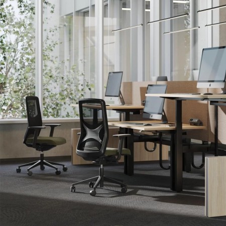 Open space avec bureaux assis-debout bois et chaises ergonomiques noires