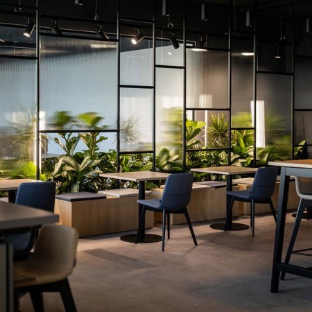 Chaise visiteur TWIST&SIT tissu gris avec piètement bois foncé 2