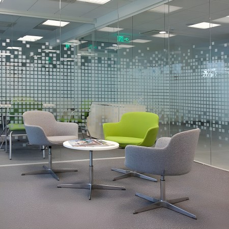 Salle d'acceuil avec chaises visiteurs DANAE colorées personnalisables