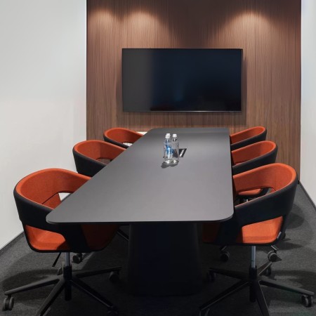 Salle de réunion avec chaises TWIST&SIT à roulettes bicolores noir et orange