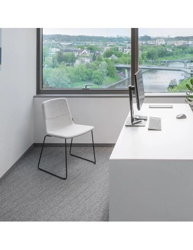 Chaise TWIST&SIT piètement luge noir et coque tissu gris dans bureau lumineux