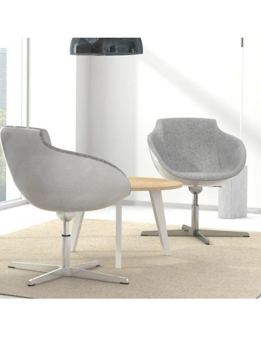 Fauteuils MEG gris design avec piétement étoile et table basse en bois clair