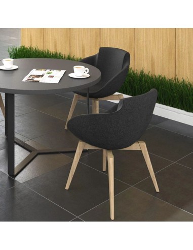 Chaise visiteur noire avec pieds en bois et assise enveloppante