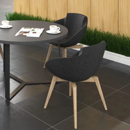 Chaise visiteur noire avec pieds en bois et assise enveloppante