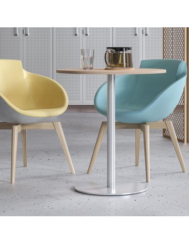 Fauteuils TULA design jaune et bleu avec pieds bois autour d’une table ronde