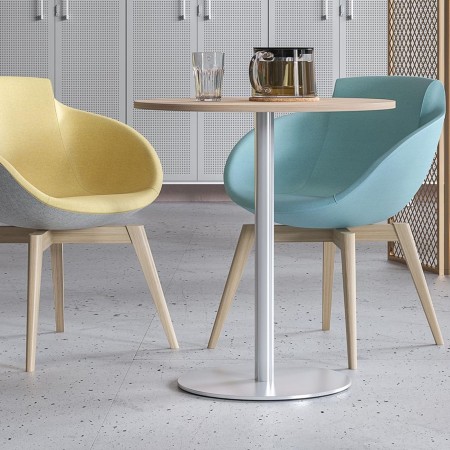 Fauteuils TULA design jaune et bleu avec pieds bois autour d’une table ronde